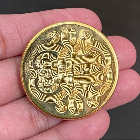 Vintage Gold-tone Etched Celtic Knot Round Scarf Clip - Picture 4 of 10